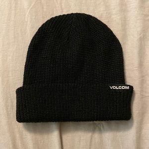 Black volcom beanie